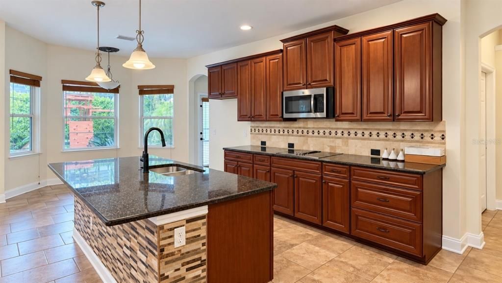 For Sale: $800,000 (6 beds, 5 baths, 4500 Square Feet)