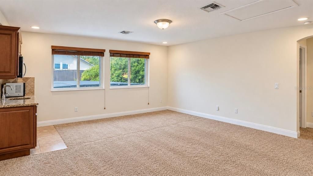 For Sale: $800,000 (6 beds, 5 baths, 4500 Square Feet)
