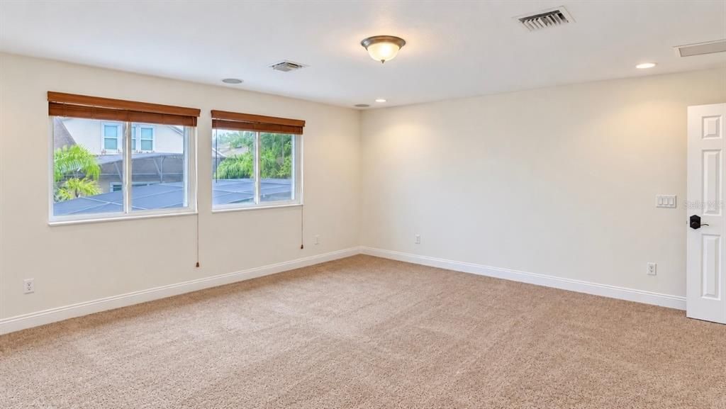 For Sale: $800,000 (6 beds, 5 baths, 4500 Square Feet)