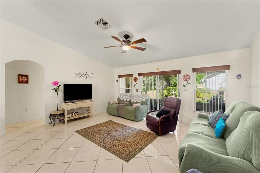 En Venta: $499,000 (4 camas, 2 baños, 2093 Pies cuadrados)