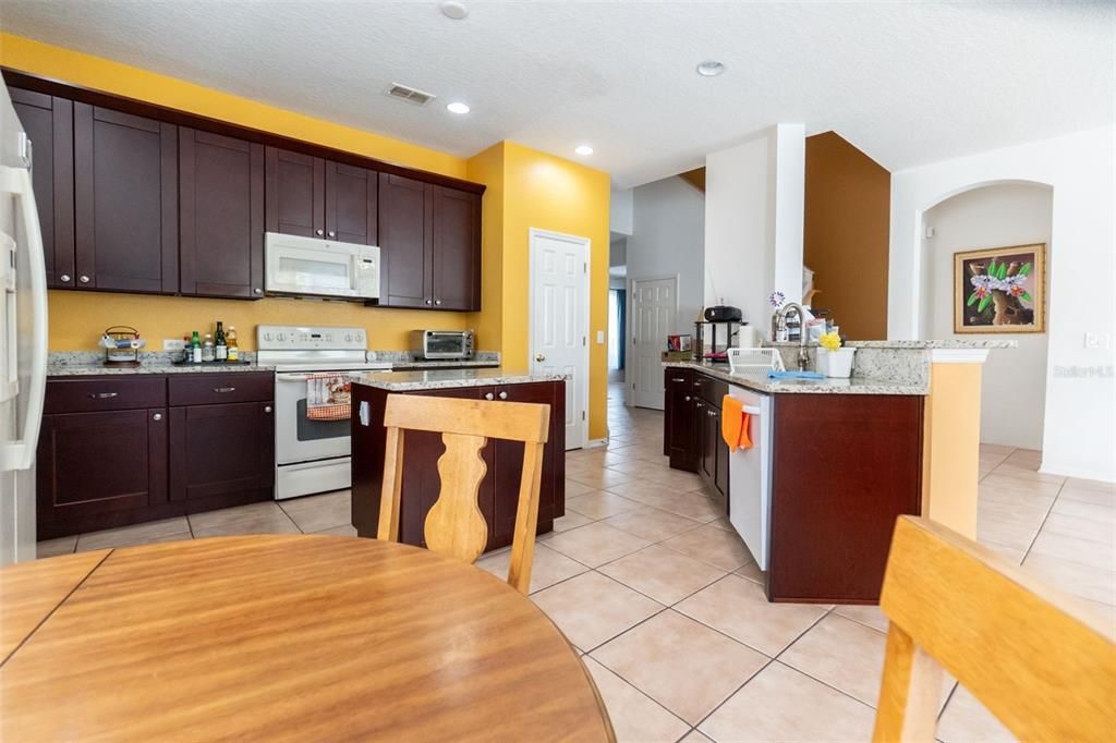 На продажу: $439,900 (4 спален, 2 ванн, 2340 Квадратных фут)