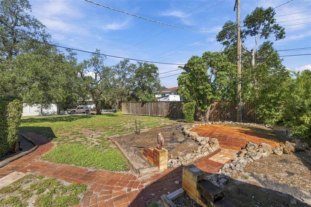 待售: $425,000 (0.24 acres)