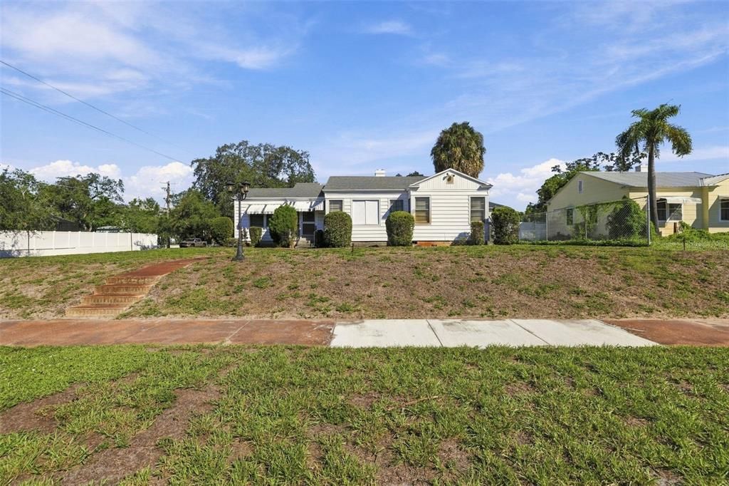 待售: $425,000 (0.24 acres)