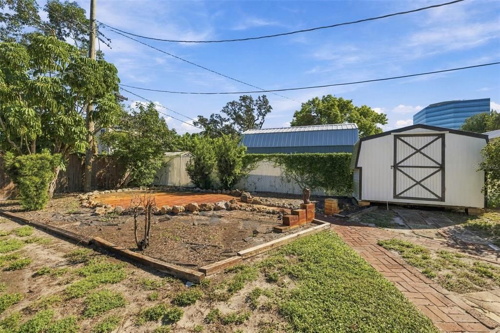 待售: $425,000 (0.24 acres)
