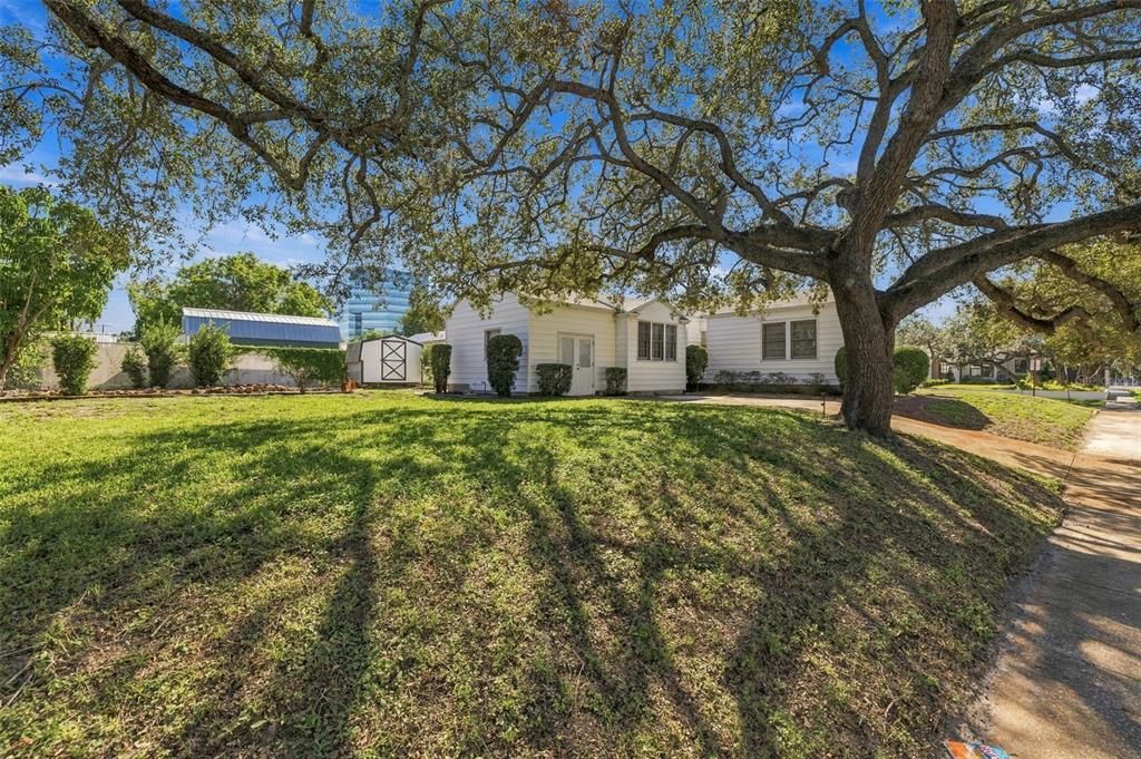 待售: $425,000 (0.24 acres)