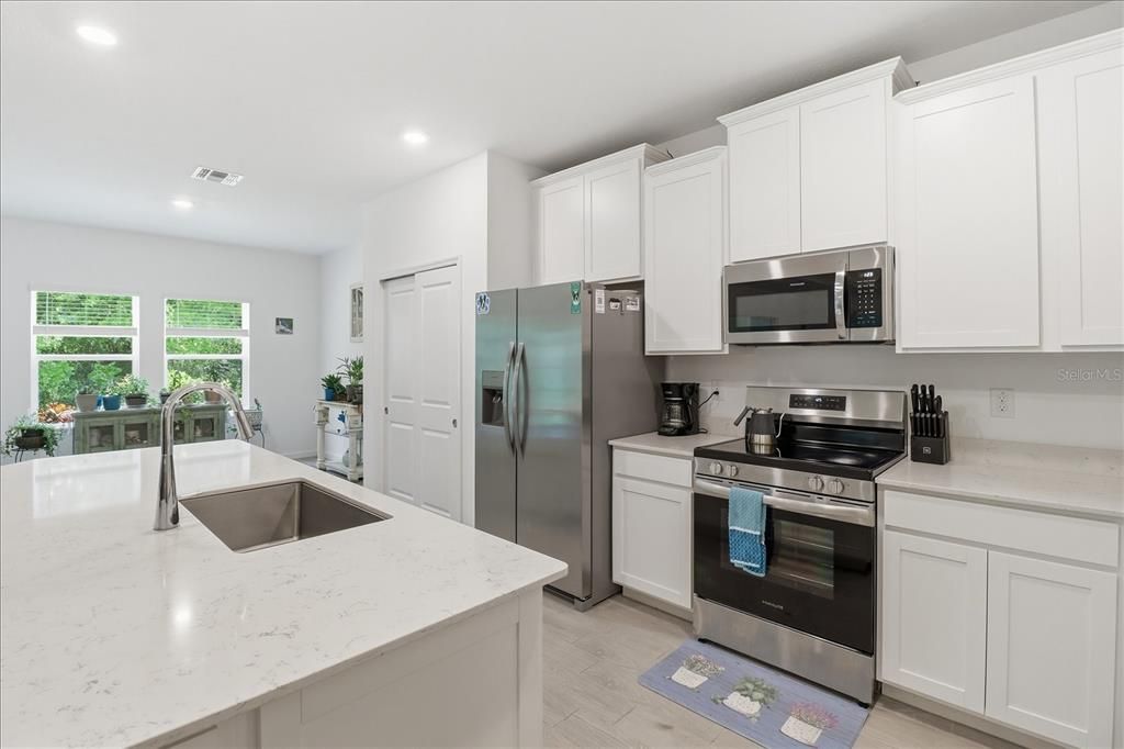 En Venta: $360,000 (4 camas, 2 baños, 2293 Pies cuadrados)