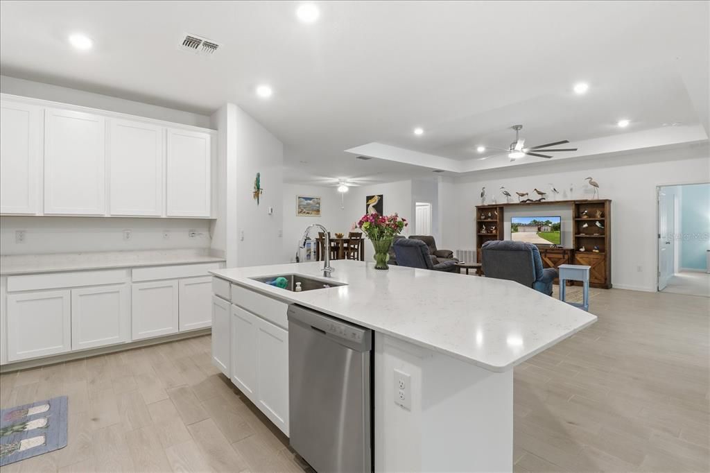 En Venta: $360,000 (4 camas, 2 baños, 2293 Pies cuadrados)