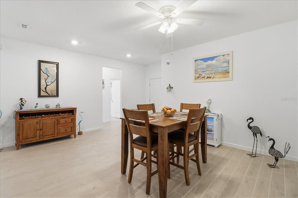 En Venta: $360,000 (4 camas, 2 baños, 2293 Pies cuadrados)