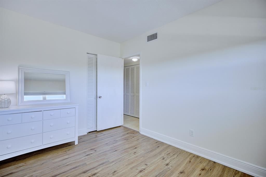 На продажу: $169,900 (2 спален, 2 ванн, 1116 Квадратных фут)