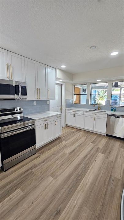 На продажу: $325,000 (5 спален, 4 ванн, 3115 Квадратных фут)