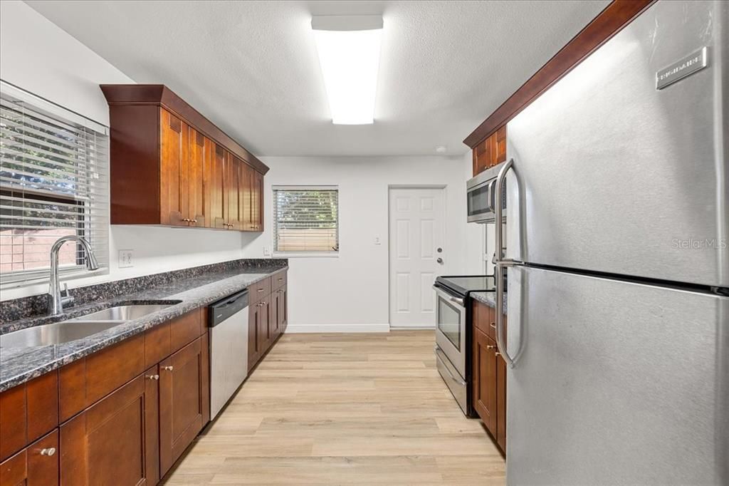 For Sale: $349,000 (2 beds, 1 baths, 1144 Square Feet)