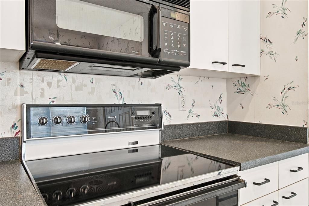 For Sale: $299,000 (4 beds, 3 baths, 1834 Square Feet)