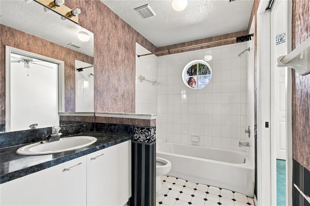 For Sale: $299,000 (4 beds, 3 baths, 1834 Square Feet)