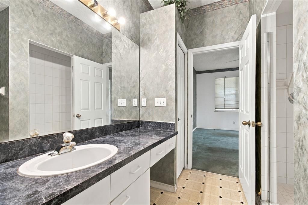 For Sale: $299,000 (4 beds, 3 baths, 1834 Square Feet)