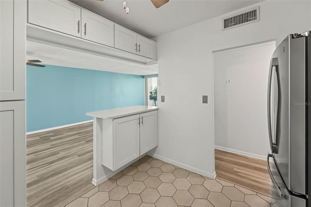 For Sale: $265,000 (1 beds, 1 baths, 1010 Square Feet)