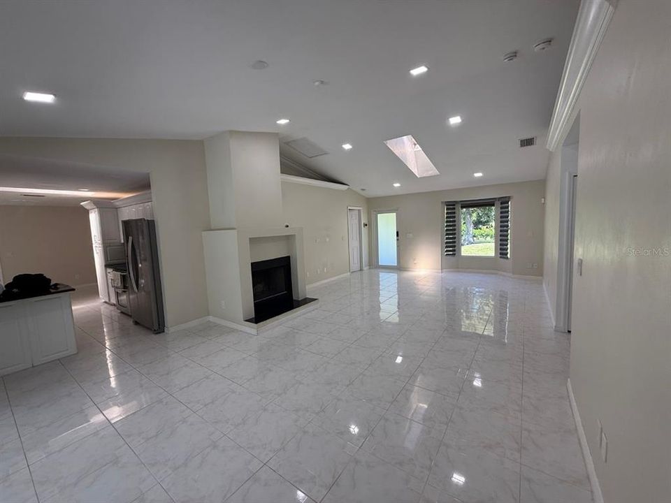 En Venta: $699,000 (4 camas, 3 baños, 1814 Pies cuadrados)