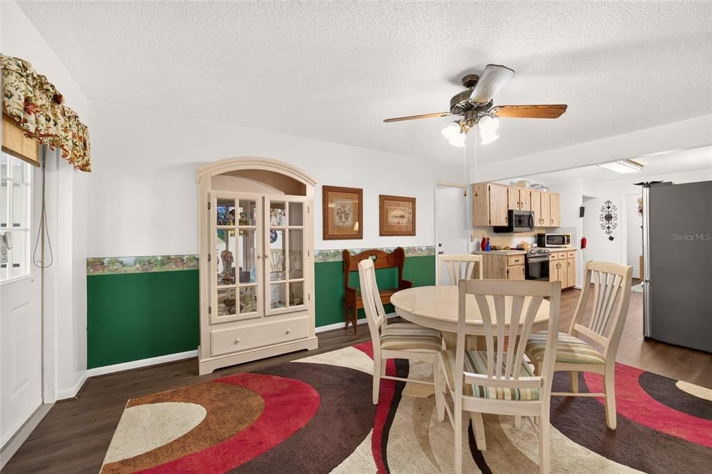 For Sale: $149,900 (2 beds, 2 baths, 1369 Square Feet)