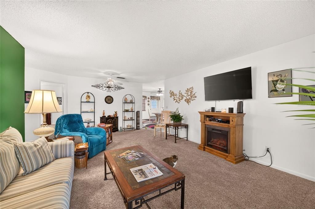 For Sale: $149,900 (2 beds, 2 baths, 1369 Square Feet)