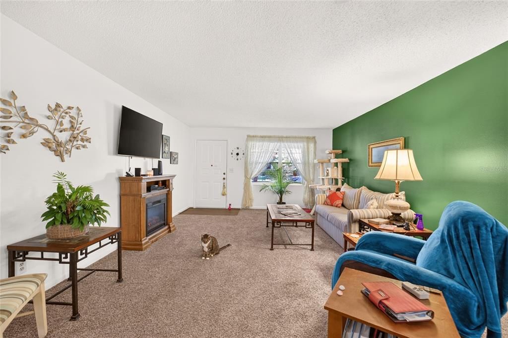 For Sale: $149,900 (2 beds, 2 baths, 1369 Square Feet)