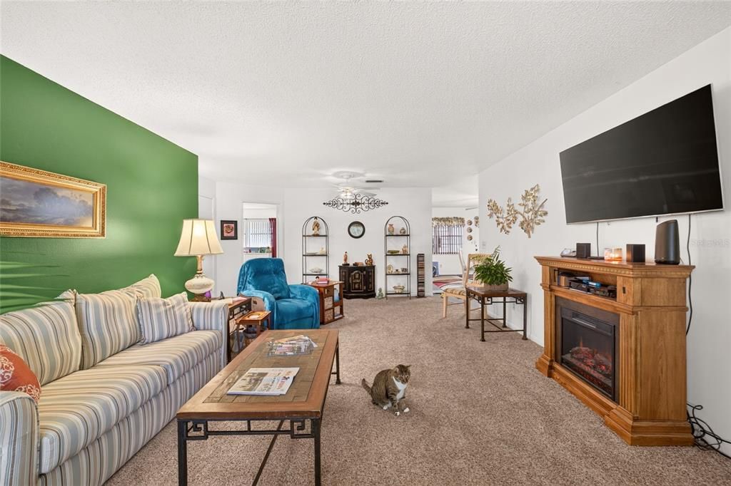 For Sale: $149,900 (2 beds, 2 baths, 1369 Square Feet)