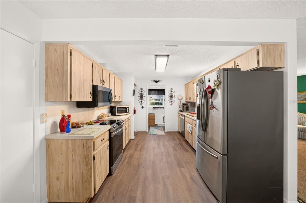 For Sale: $149,900 (2 beds, 2 baths, 1369 Square Feet)