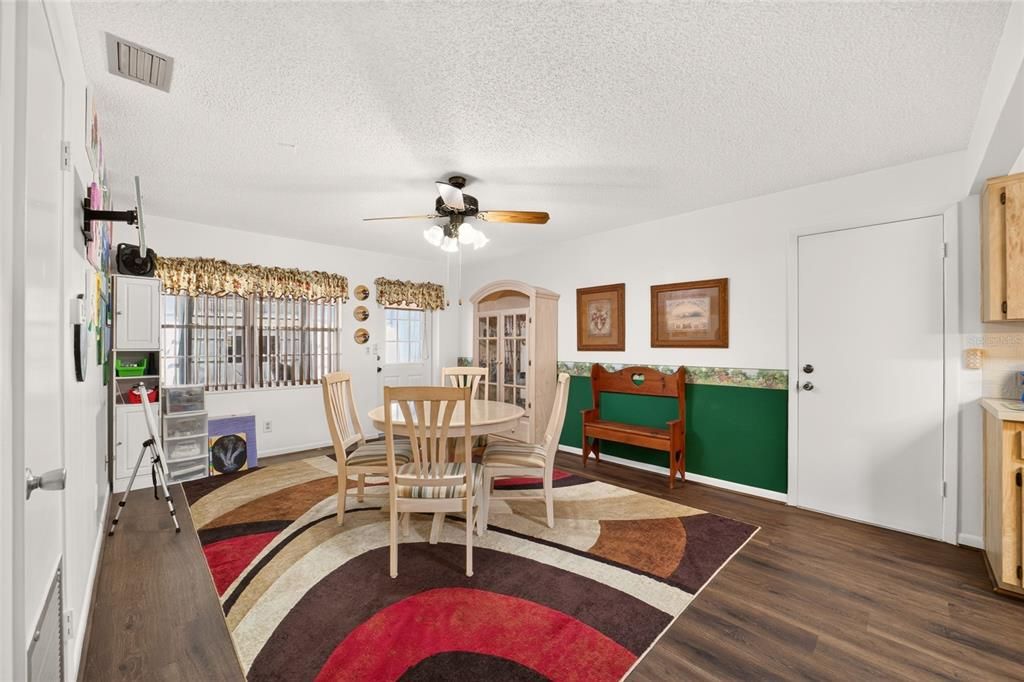 For Sale: $149,900 (2 beds, 2 baths, 1369 Square Feet)