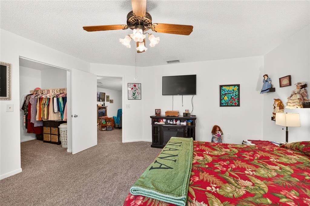 For Sale: $149,900 (2 beds, 2 baths, 1369 Square Feet)