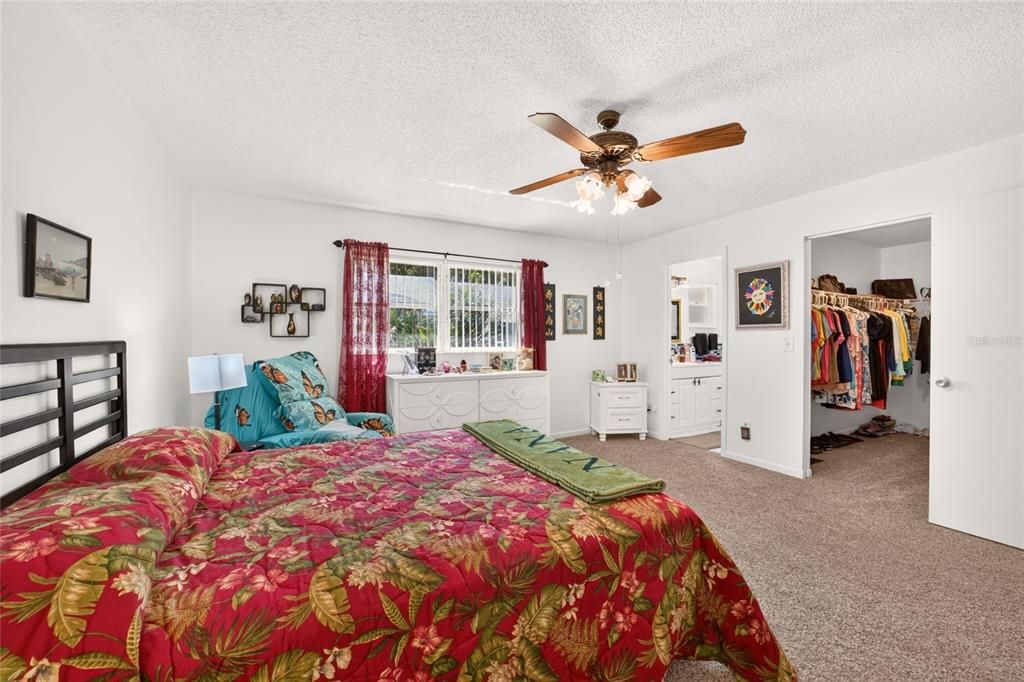 For Sale: $149,900 (2 beds, 2 baths, 1369 Square Feet)
