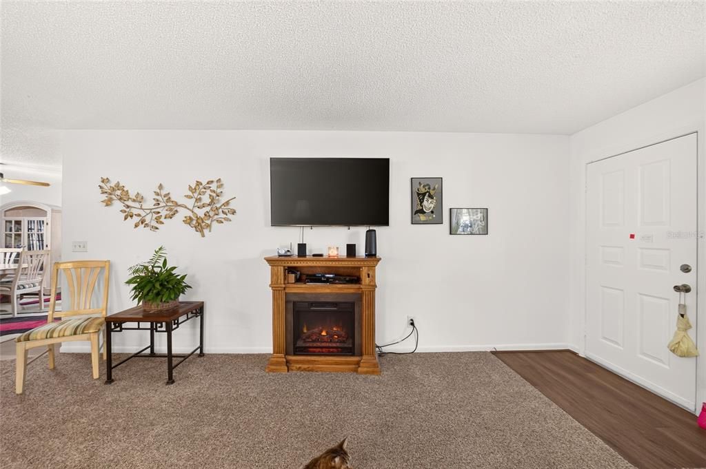 For Sale: $149,900 (2 beds, 2 baths, 1369 Square Feet)