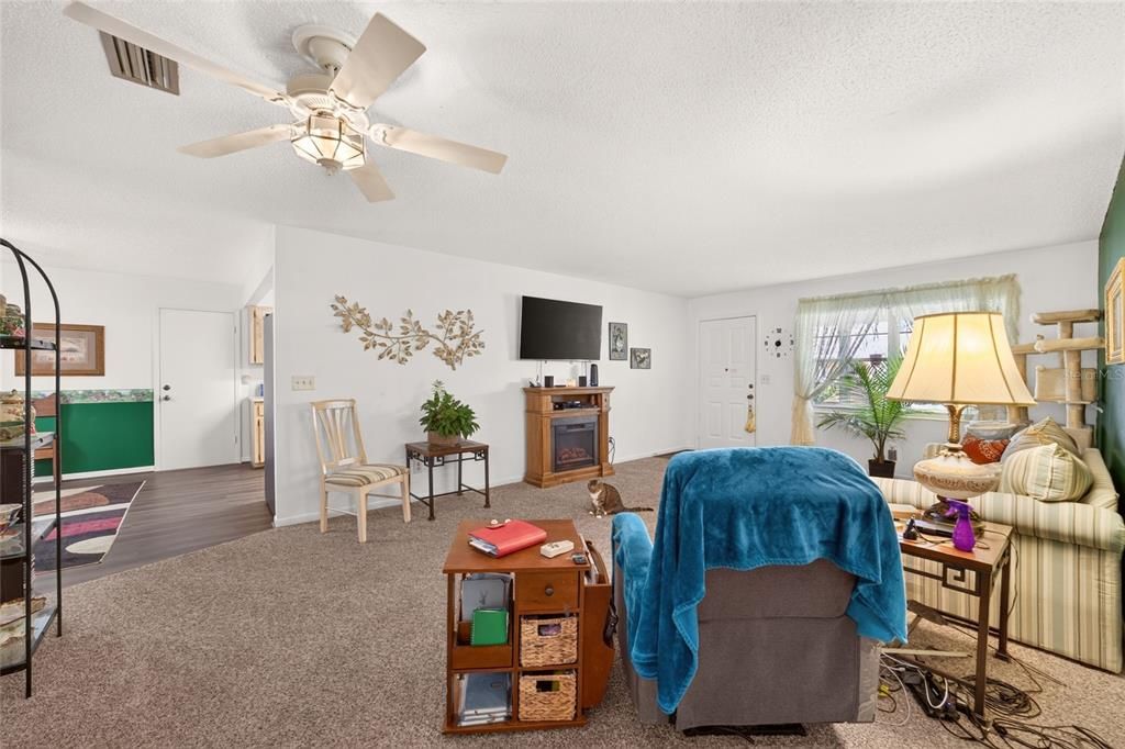 For Sale: $149,900 (2 beds, 2 baths, 1369 Square Feet)