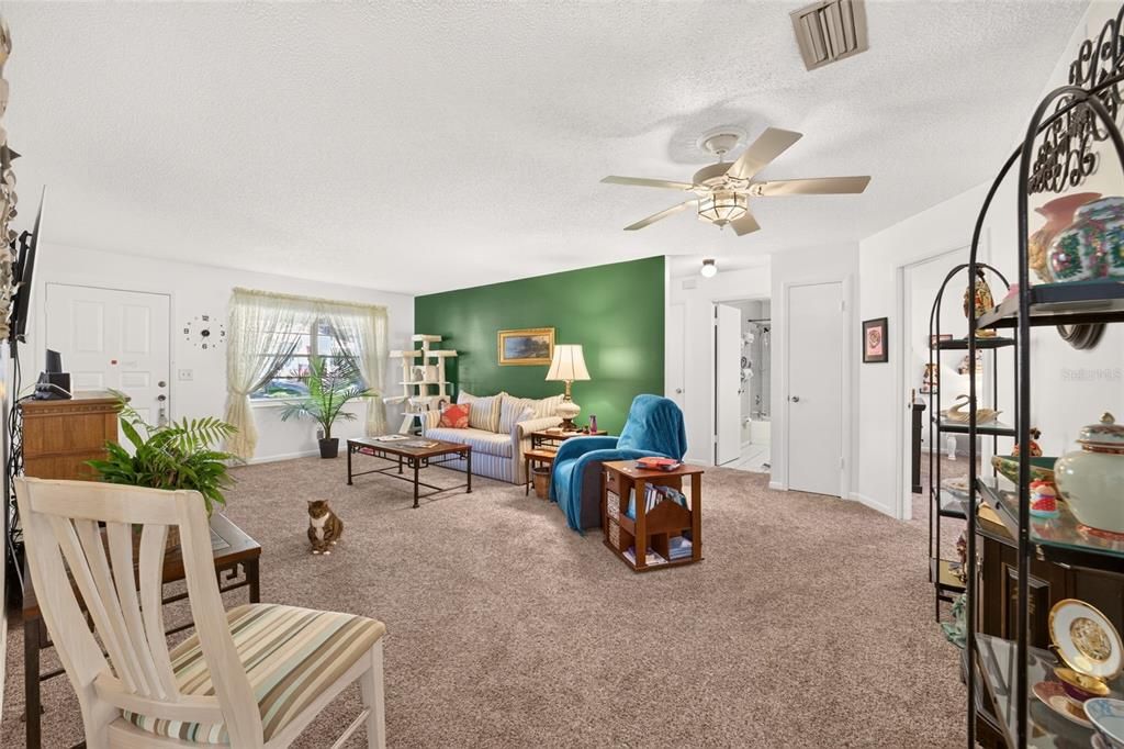 For Sale: $149,900 (2 beds, 2 baths, 1369 Square Feet)