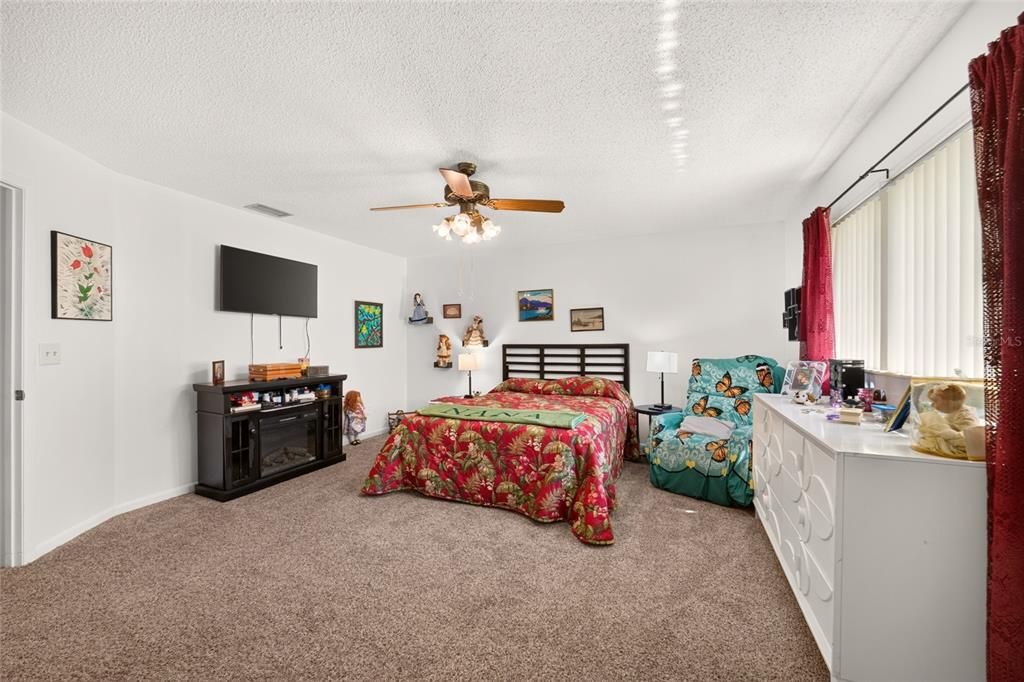 For Sale: $149,900 (2 beds, 2 baths, 1369 Square Feet)