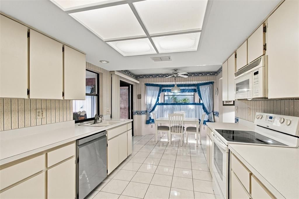 For Sale: $450,000 (2 beds, 2 baths, 1700 Square Feet)