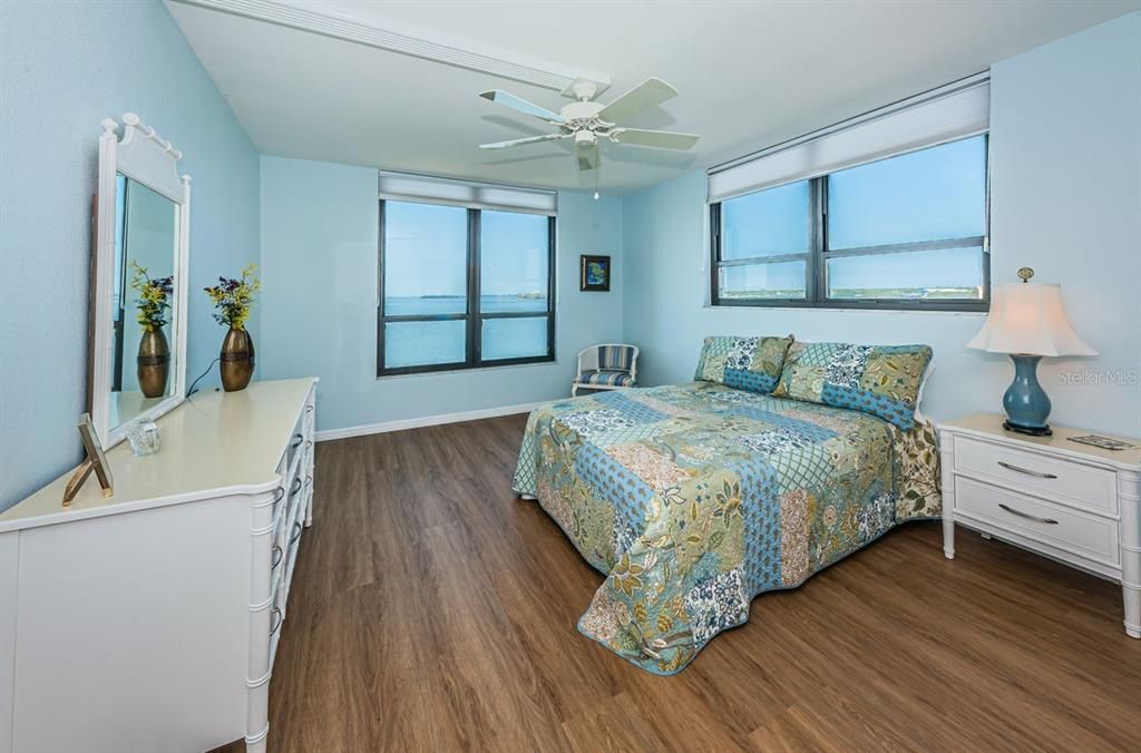 For Sale: $545,000 (2 beds, 2 baths, 1375 Square Feet)