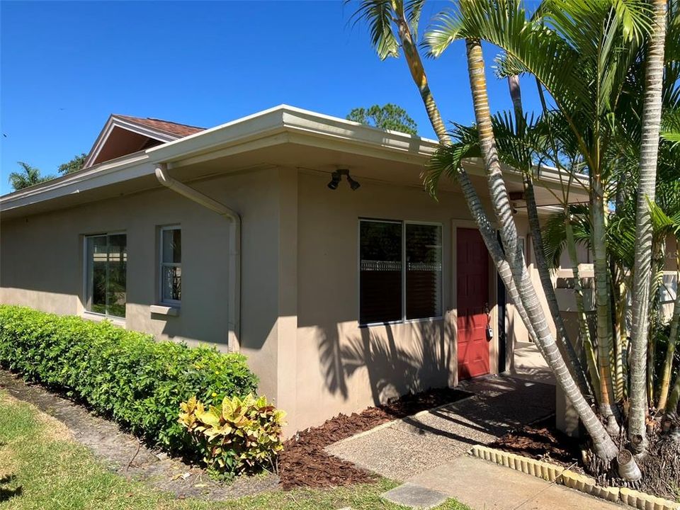 For Sale: $199,900 (2 beds, 2 baths, 1030 Square Feet)
