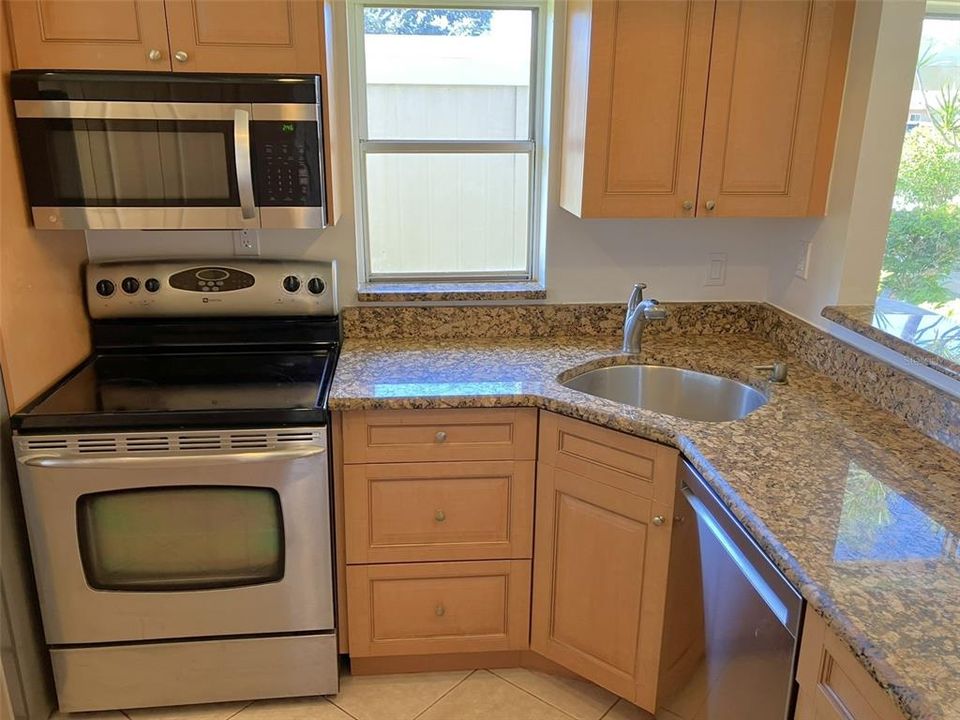 For Sale: $199,900 (2 beds, 2 baths, 1030 Square Feet)