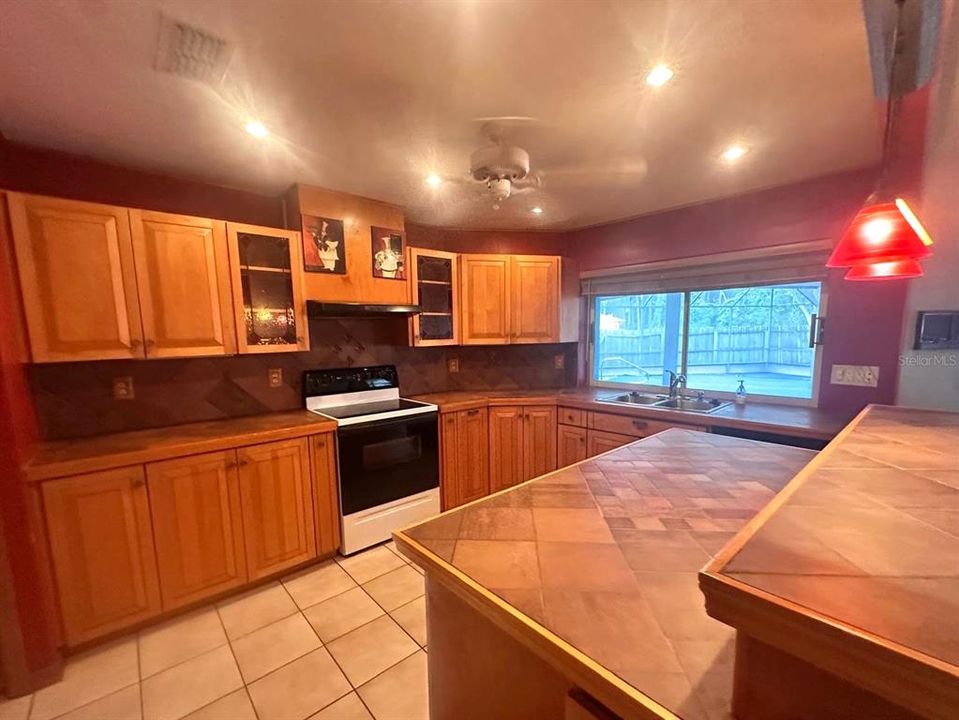 На продажу: $375,000 (3 спален, 2 ванн, 2462 Квадратных фут)