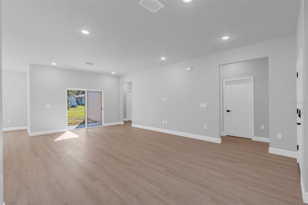 For Sale: $315,000 (4 beds, 3 baths, 1952 Square Feet)