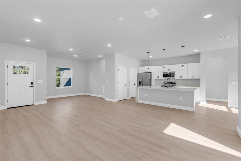 For Sale: $315,000 (4 beds, 3 baths, 1952 Square Feet)