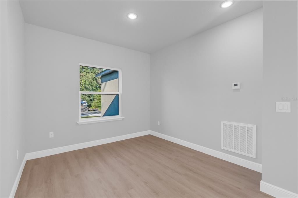 For Sale: $315,000 (4 beds, 3 baths, 1952 Square Feet)
