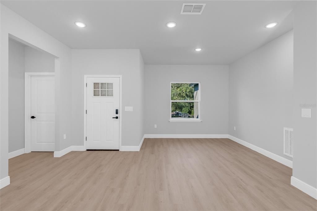 For Sale: $315,000 (4 beds, 3 baths, 1952 Square Feet)