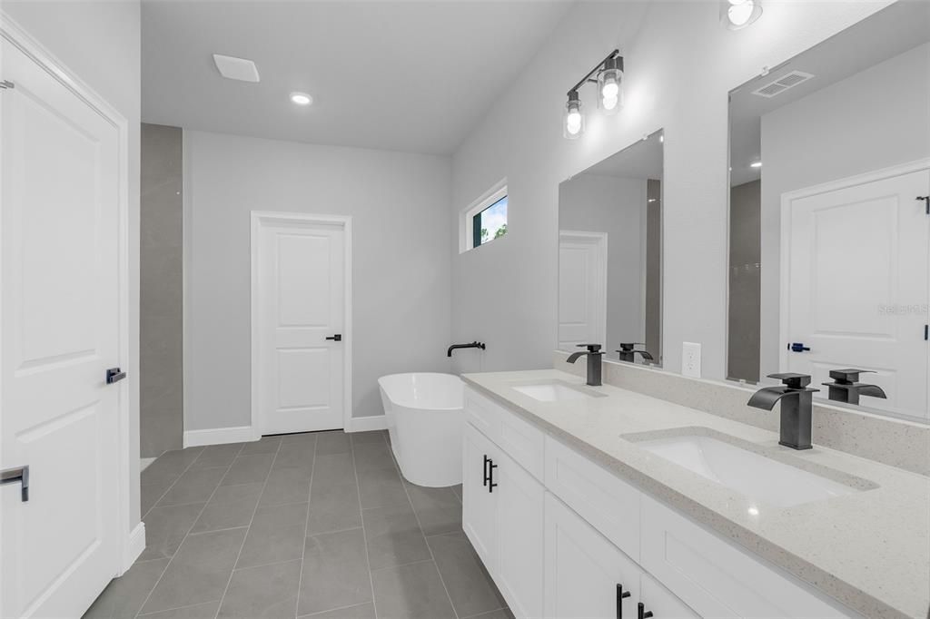 For Sale: $315,000 (4 beds, 3 baths, 1952 Square Feet)
