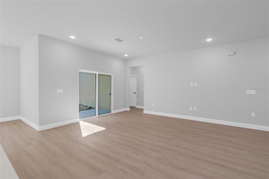 For Sale: $315,000 (4 beds, 3 baths, 1952 Square Feet)