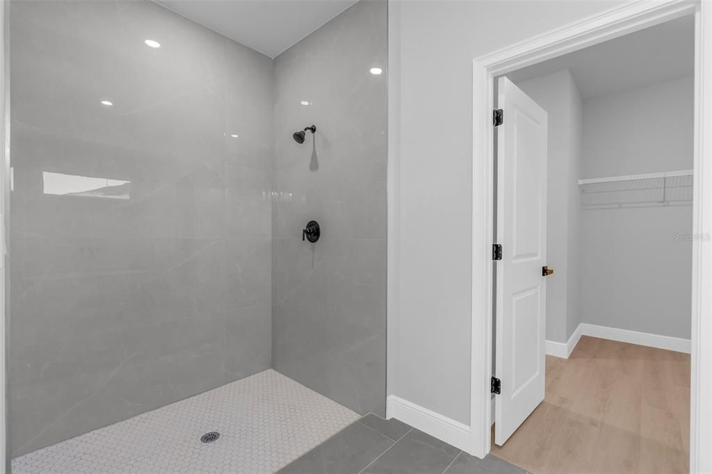 For Sale: $315,000 (4 beds, 3 baths, 1952 Square Feet)