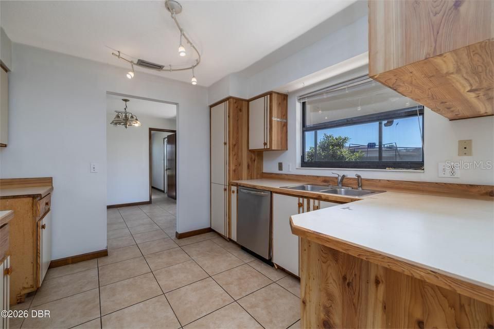 En Venta: $359,000 (2 camas, 2 baños, 1560 Pies cuadrados)