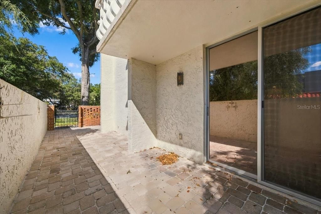 For Sale: $179,900 (2 beds, 2 baths, 1200 Square Feet)