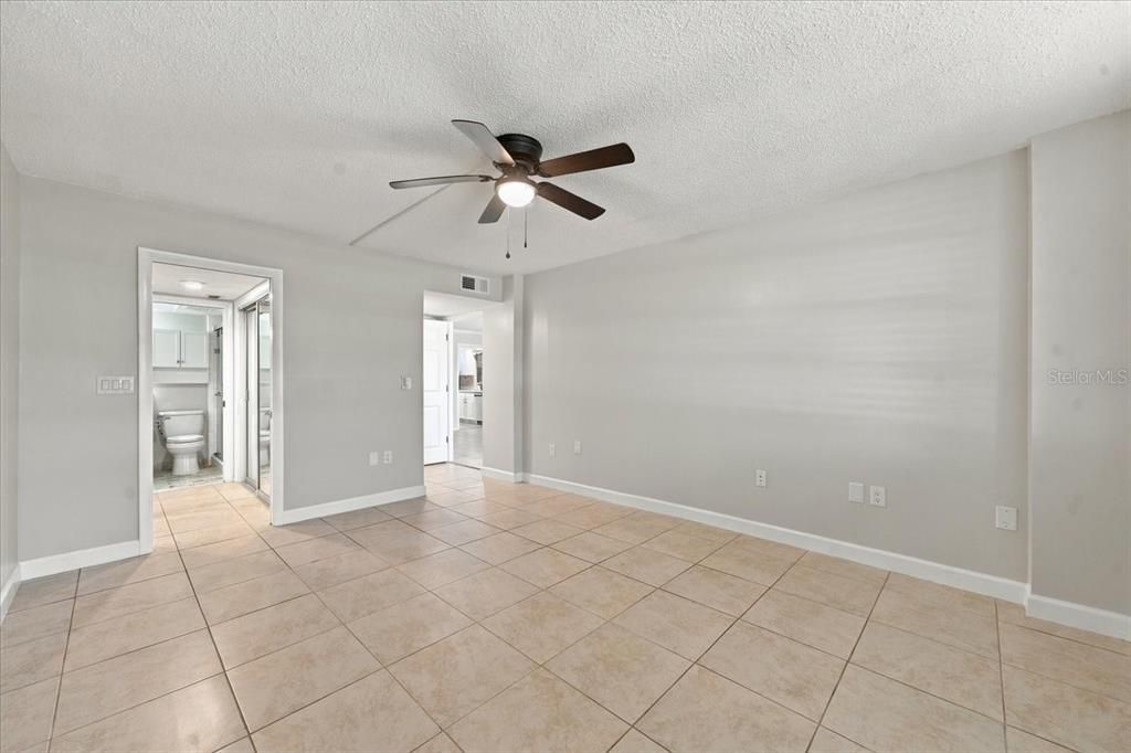 For Sale: $179,900 (2 beds, 2 baths, 1200 Square Feet)