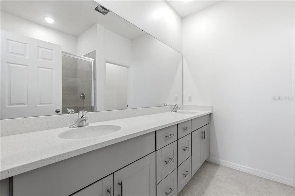 En Venta: $305,680 (3 camas, 2 baños, 1335 Pies cuadrados)