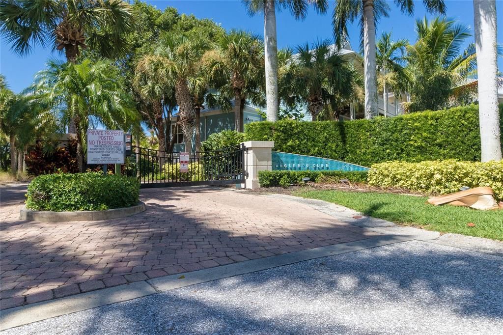 На продажу: $420,000 (0.26 acres)