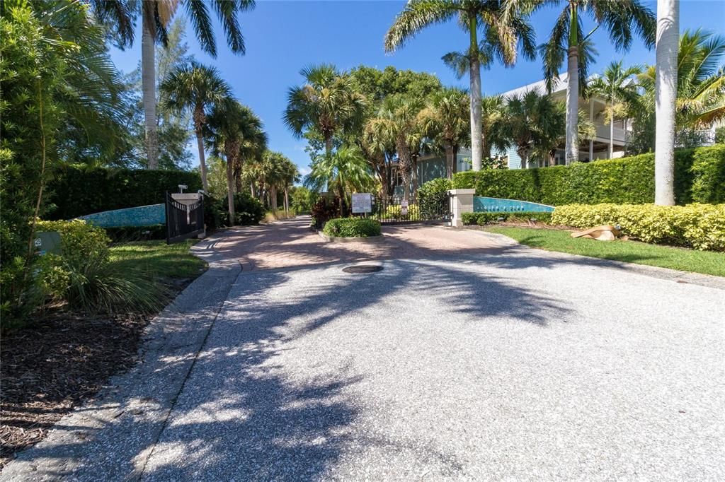 На продажу: $420,000 (0.26 acres)